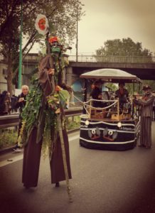 la guinguette de peggy déambule au milieu du public et sur les berges de la scène