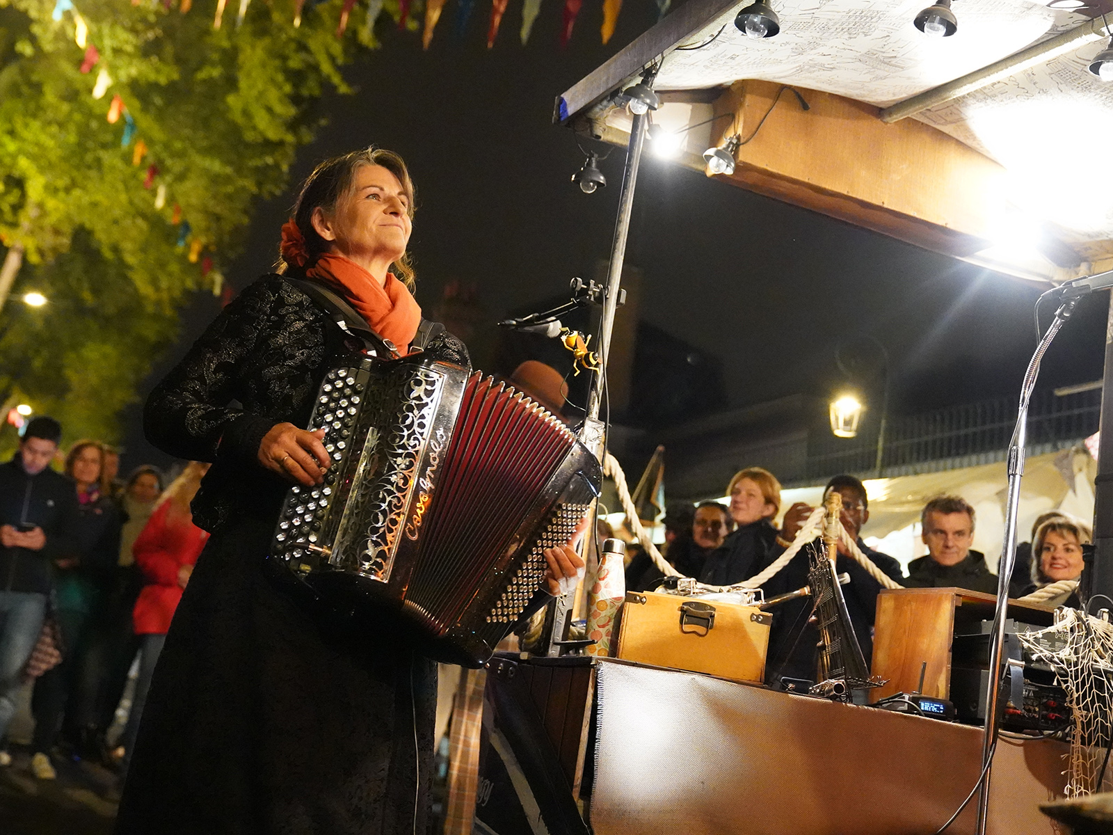 Peggy à l'accordéon pendant le spectacle musical itinérant