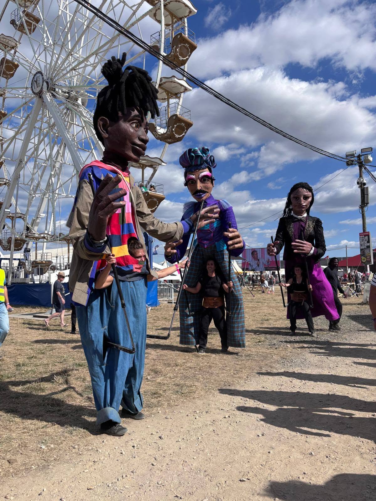 La foule autour de la Guinguette de Peggy (Cie Bobazar) pendant le concert à la fête de l'humanité 2026
