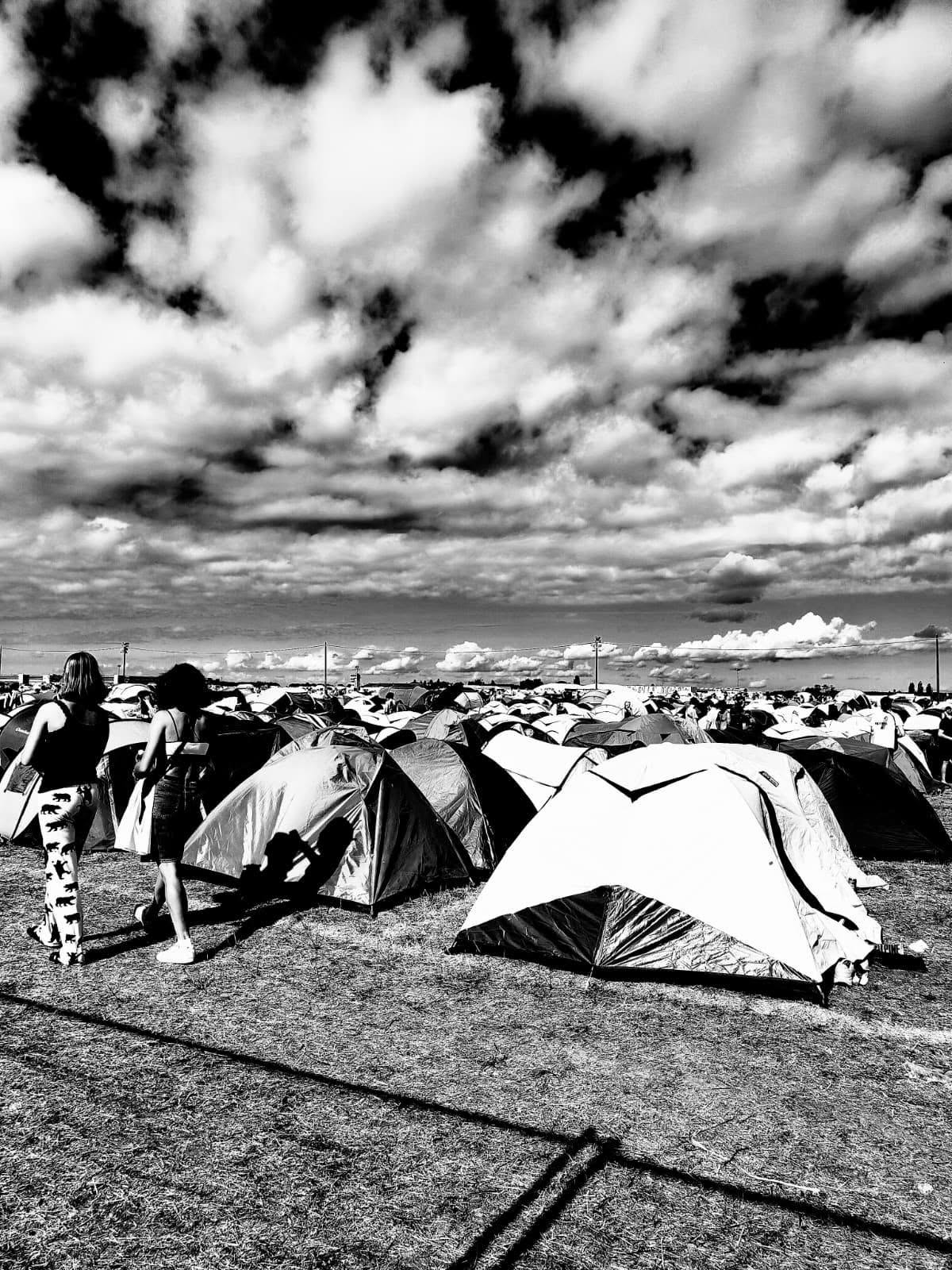 La foule autour de la Guinguette de Peggy (Cie Bobazar) pendant le concert à la fête de l'humanité 2026