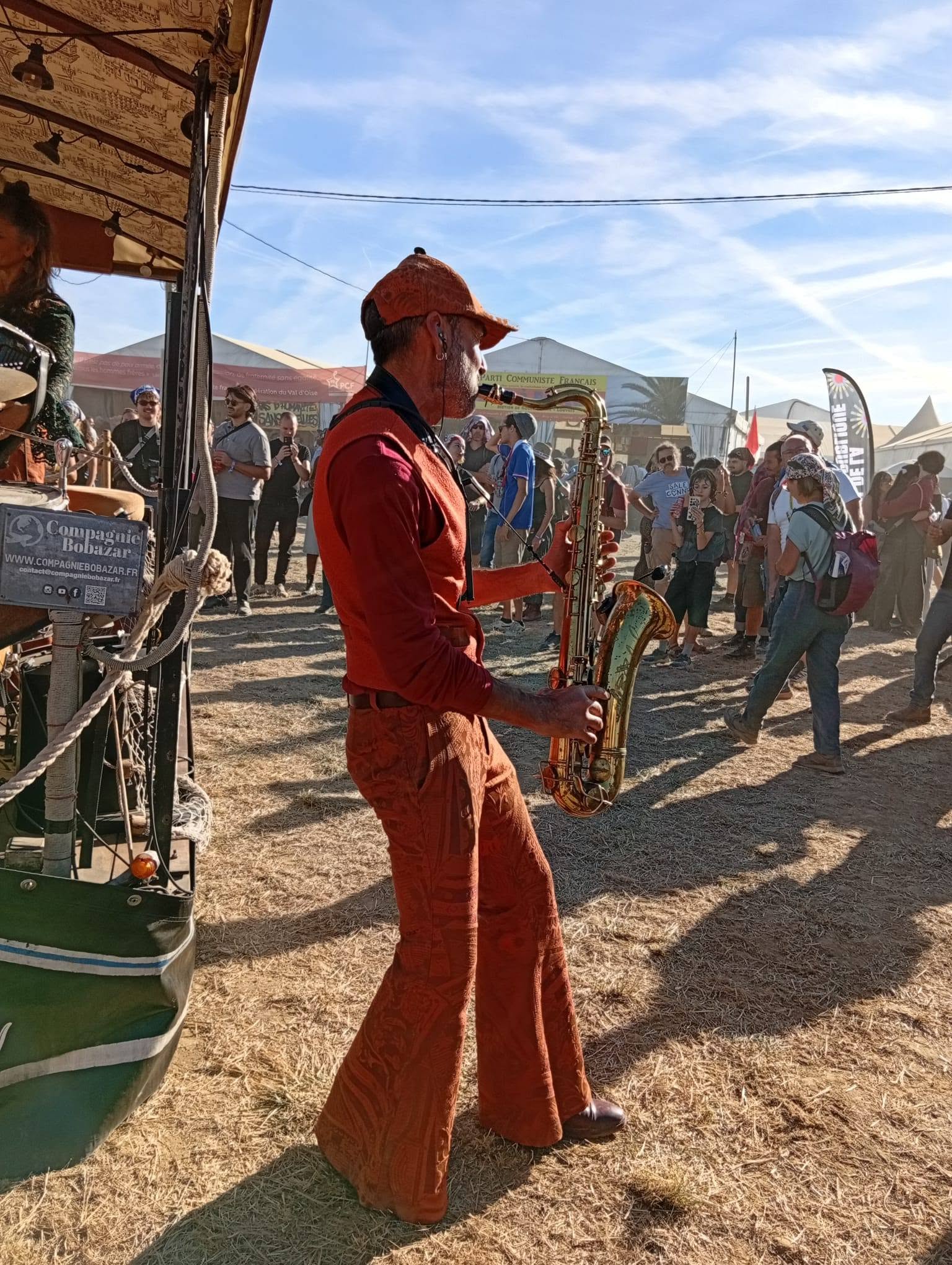 La foule autour de la Guinguette de Peggy (Cie Bobazar) pendant le concert à la fête de l'humanité 2026