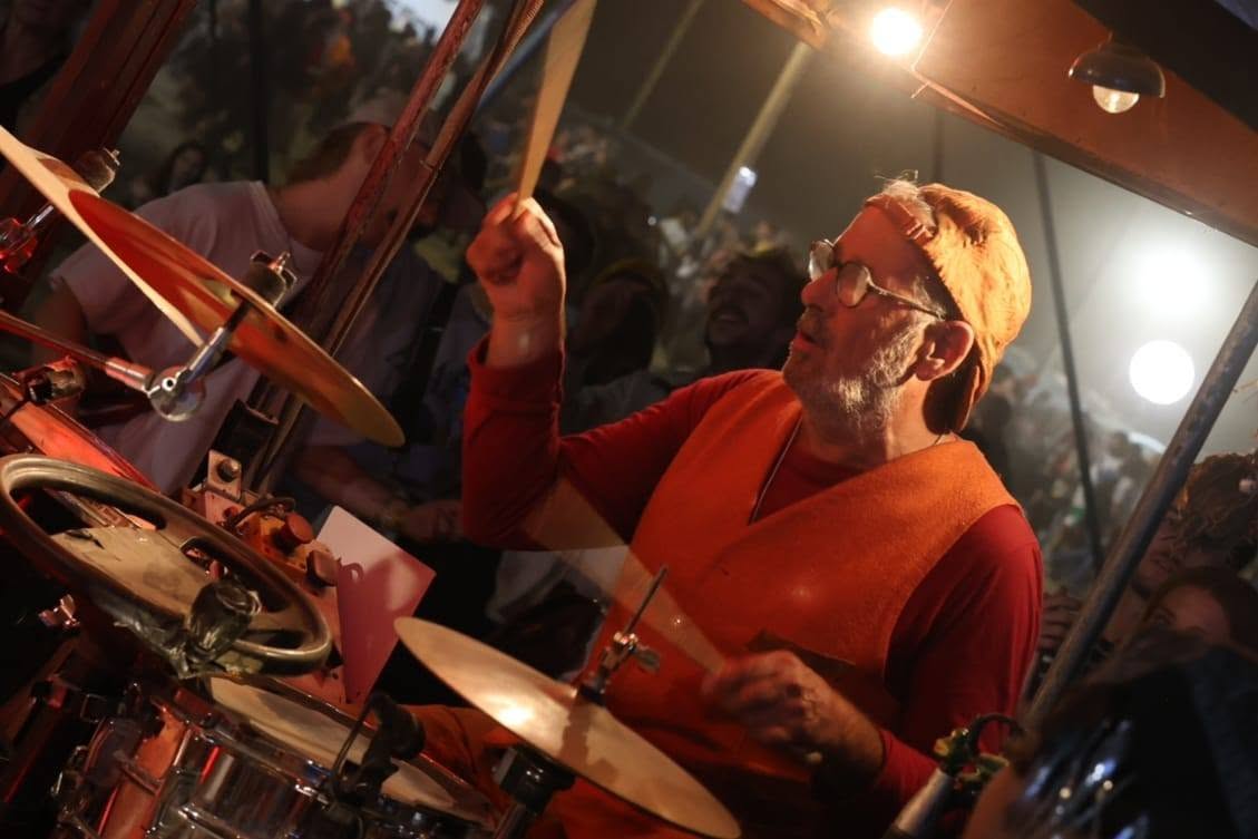 La foule autour de la Guinguette de Peggy (Cie Bobazar) pendant le concert à la fête de l'humanité 2026