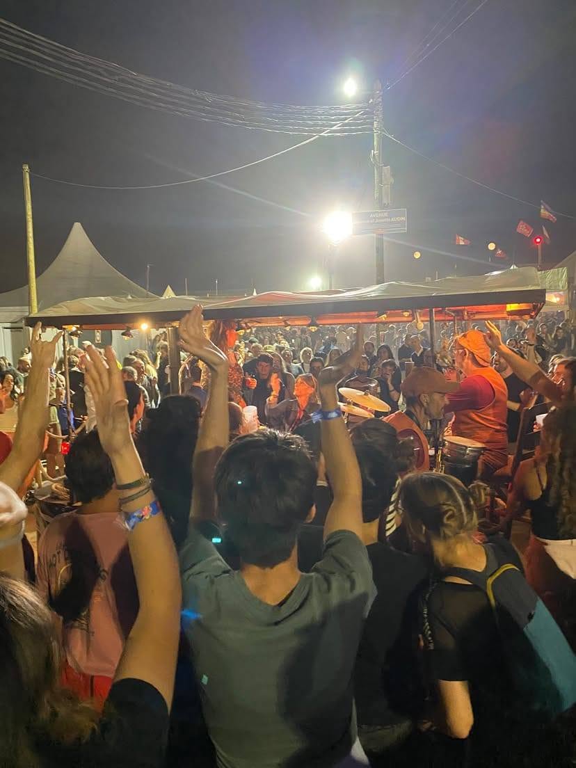 La foule autour de la Guinguette de Peggy (Cie Bobazar) pendant le concert à la fête de l'humanité 2026